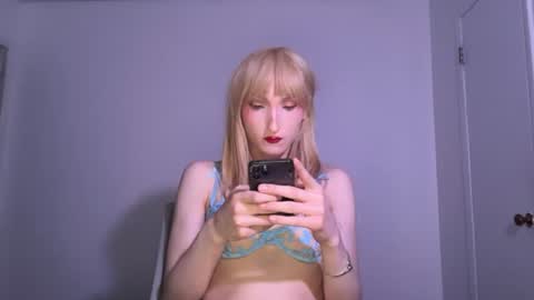 Snapshot of vivianlayxxx chatting on 06-17-26, 12:46 vivian layy online show from 06-17-26, 12:46
