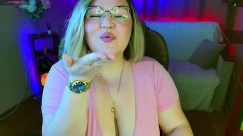 Snapshot of vivien__wet chatting on 10-28-25, 05:26 Vivien online show from 10-28-25, 05:26