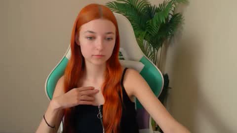 Snapshot of vivien_leight chatting on 02-25-26, 07:45 Vivien online show from 02-25-26, 07:45