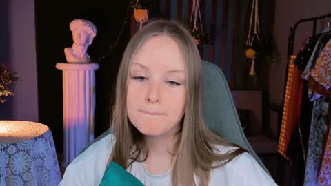 Snapshot of vivienleeigh chatting on 12-28-24, 04:20 Vivien online show from 12-28-24, 04:20