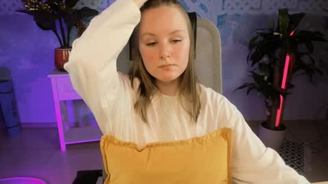 Snapshot of vivienleeigh chatting on 01-08-25, 01:20 Vivien online show from 01-08-25, 01:20