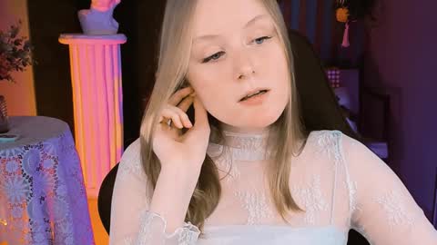 Snapshot of vivienleeigh chatting on 02-05-25, 01:33 Vivien online show from 02-05-25, 01:33