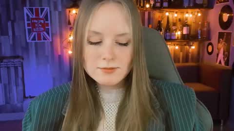 Snapshot of vivienleeigh chatting on 02-20-25, 07:30 Vivien online show from 02-20-25, 07:30