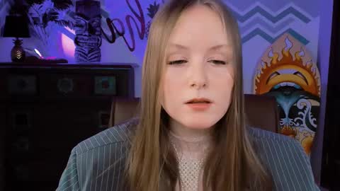 Snapshot of vivienleeigh chatting on 02-22-25, 12:19 Vivien online show from 02-22-25, 12:19