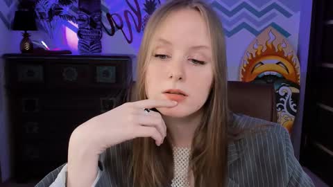 Snapshot of vivienleeigh chatting on 02-22-25, 06:30 Vivien online show from 02-22-25, 06:30