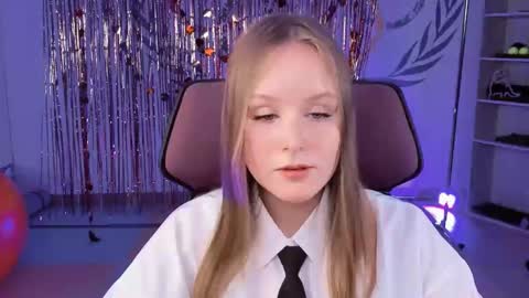 Snapshot of vivienleeigh chatting on 03-07-25, 05:17 Vivien online show from 03-07-25, 05:17