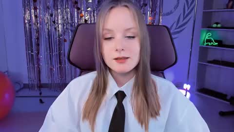 Snapshot of vivienleeigh chatting on 03-08-25, 06:16 Vivien online show from 03-08-25, 06:16