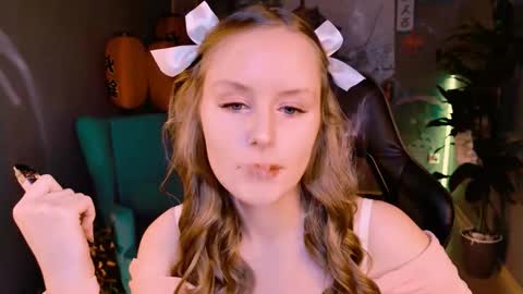 Snapshot of vivienleeigh chatting on 09-14-25, 09:08 Vivien online show from 09-14-25, 09:08