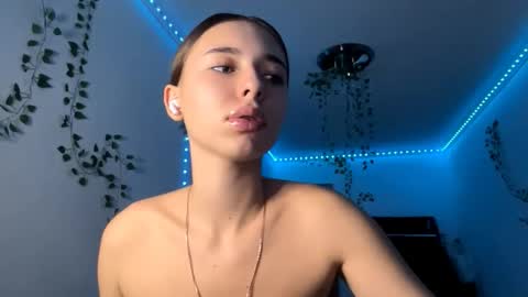 Vivi online show from 11-22-25, 04:28