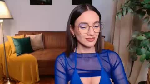 Snapshot of vivienneclement chatting on 05-03-26, 04:46 Vivienne online show from 05-03-26, 04:46