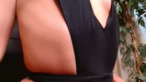 Snapshot of vivienneclement chatting on 07-14-26, 04:56 Vivienne online show from 07-14-26, 04:56