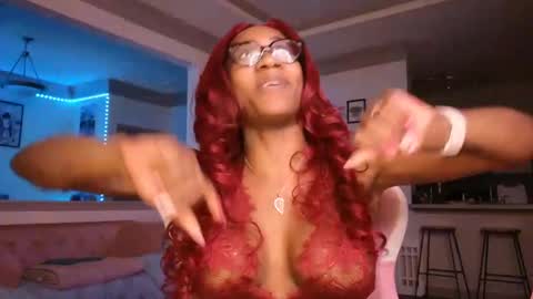 Snapshot of vixencapri chatting on 01-21-25, 09:04 Vixen Capri online show from 01-21-25, 09:04