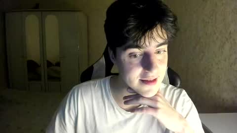 Snapshot of vlad1605 chatting on 10-28-25, 04:20 Martin online show from 10-28-25, 04:20