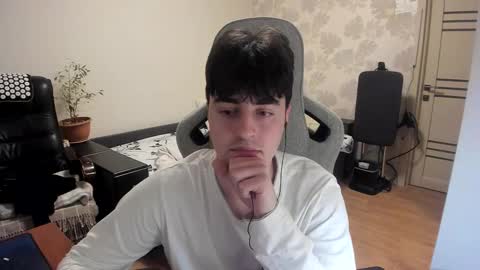 Snapshot of vlad1605 chatting on 12-14-25, 06:19 Martin online show from 12-14-25, 06:19