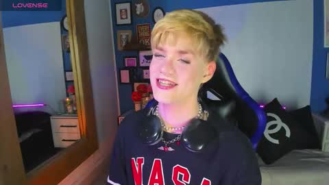 Snapshot of vladhellsing4 chatting on 10-28-25, 02:31 Vlad online show from 10-28-25, 02:31