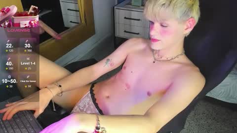 Snapshot of vladhellsing4 chatting on 12-15-25, 02:21 Vlad online show from 12-15-25, 02:21