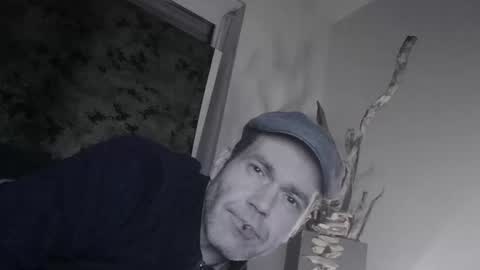 Snapshot of voyeuredeluxe chatting on 01-16-26, 03:21 voyeuredeluxe online show from 01-16-26, 03:21