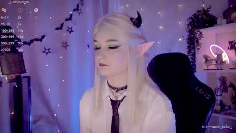 Snapshot of vronnier chatting on 11-20-25, 11:32 vronnier online show from 11-20-25, 11:32