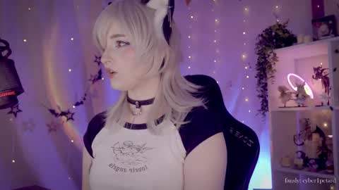 Snapshot of vronnier chatting on 12-18-25, 03:07 vronnier online show from 12-18-25, 03:07