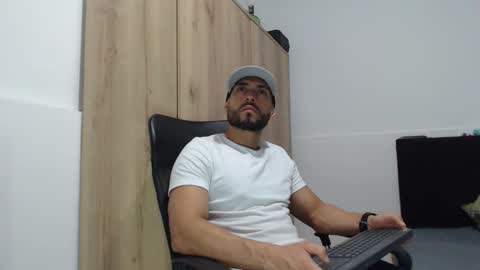 Snapshot of walter_brownn01 chatting on 10-30-25, 02:51 WALTER BROWN  online show from 10-30-25, 02:51