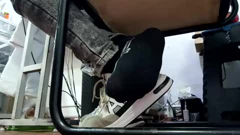 Snapshot of waltherfeet_ chatting on 05-15-26, 06:59 WaltherFeet online show from 05-15-26, 06:59
