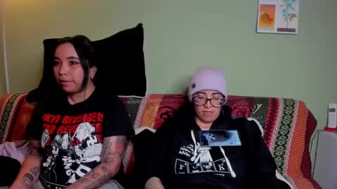 Snapshot of waningrosee chatting on 02-19-25, 04:23 Waningrose Lu online show from 02-19-25, 04:23