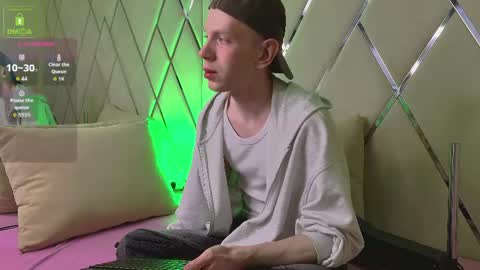 Snapshot of warmwhisp chatting on 04-24-26, 08:33 ZID online show from 04-24-26, 08:33