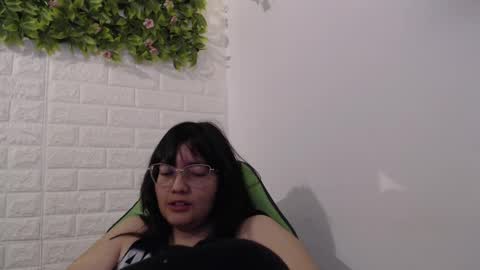 Snapshot of we_n_you chatting on 02-14-25, 02:12 Trixie 3 online show from 02-14-25, 02:12