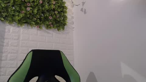 Snapshot of we_n_you chatting on 02-14-25, 05:14 Trixie 3 online show from 02-14-25, 05:14