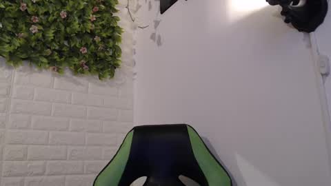 Snapshot of we_n_you chatting on 02-22-25, 08:09 Trixie 3 online show from 02-22-25, 08:09