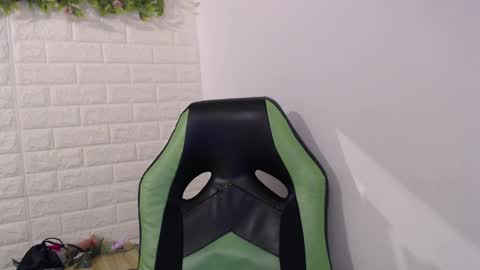 Snapshot of we_n_you chatting on 03-10-25, 06:12 Trixie 3 online show from 03-10-25, 06:12