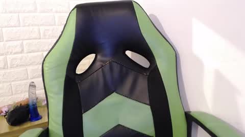 Snapshot of we_n_you chatting on 03-11-25, 01:01 Trixie 3 online show from 03-11-25, 01:01