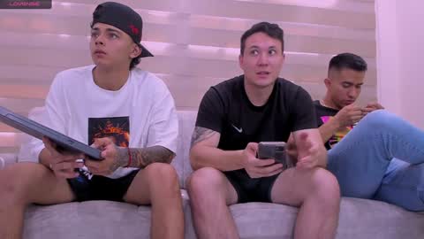 Jhonny Dick  his neighbors. online show from 01-12-25, 04:40