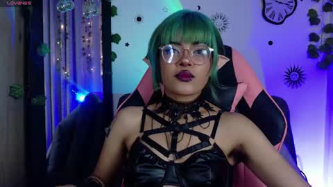 Snapshot of weed420moni chatting on 06-17-26, 07:55 weed420moni online show from 06-17-26, 07:55