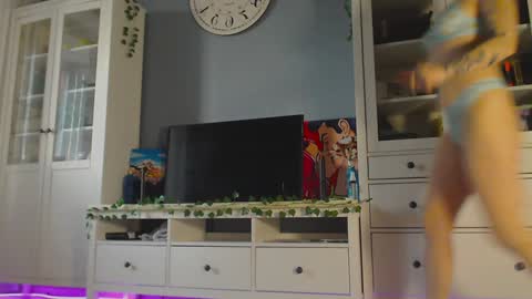 Snapshot of weed_princesss chatting on 12-04-24, 12:03 moon online show from 12-04-24, 12:03