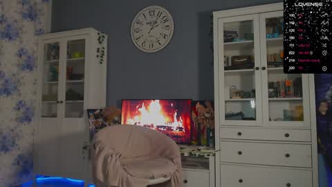 Snapshot of weed_princesss chatting on 12-30-24, 05:34 moon online show from 12-30-24, 05:34