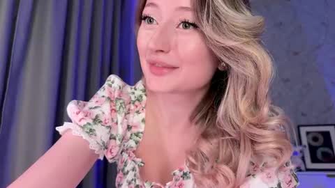 Snapshot of wendy_amber chatting on 10-20-25, 04:07 Daisy online show from 10-20-25, 04:07