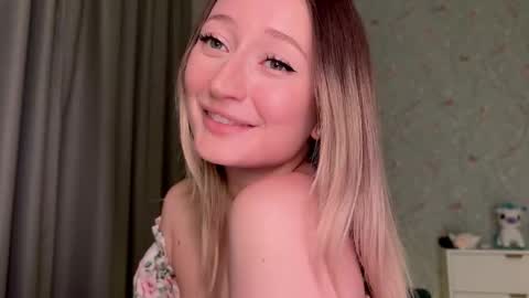 Snapshot of wendy_amber chatting on 11-12-25, 05:13 Daisy online show from 11-12-25, 05:13