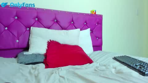 Snapshot of wendyyhot69 chatting on 03-10-26, 04:12 wendyyhot69 online show from 03-10-26, 04:12