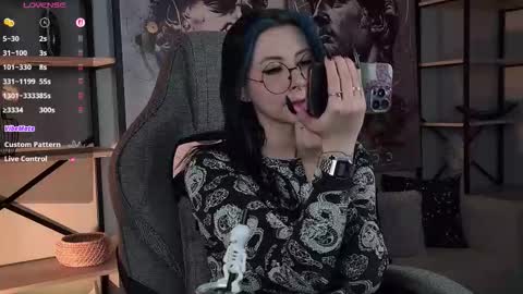 little girl who is always rightLisa online show from 11-25-25, 01:27