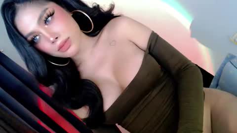 Snapshot of what_the_fuckxx chatting on 09-25-25, 05:22 kiara online show from 09-25-25, 05:22