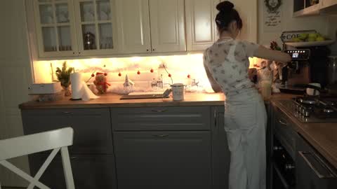 Victoria Maria online show from 12-31-24, 05:51