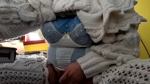 Snapshot of whitesweater chatting on 01-13-25, 10:25 whitesweater online show from 01-13-25, 10:25