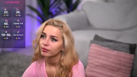 Snapshot of whitneyandrews chatting on 10-15-25, 04:23 whitneyandrews online show from 10-15-25, 04:23