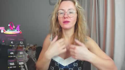 Snapshot of whitneypunnch chatting on 12-18-25, 06:52 whitneypunnch online show from 12-18-25, 06:52