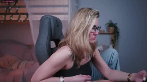 Snapshot of whitneypunnch chatting on 01-15-26, 02:54 whitneypunnch online show from 01-15-26, 02:54