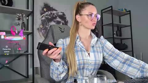 Snapshot of whitneypunnch chatting on 02-14-26, 11:40 whitneypunnch online show from 02-14-26, 11:40