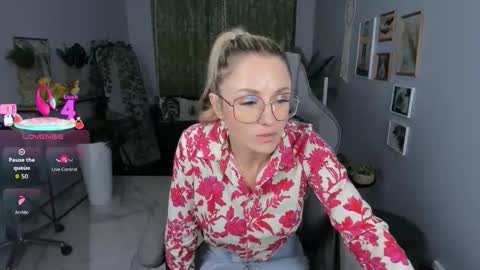 Snapshot of whitneypunnch chatting on 03-23-26, 02:32 whitneypunnch online show from 03-23-26, 02:32