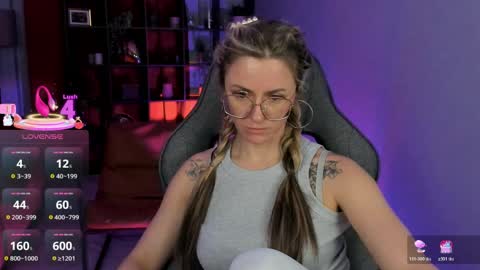 Snapshot of whitneypunnch chatting on 03-31-26, 03:45 whitneypunnch online show from 03-31-26, 03:45