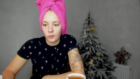 Snapshot of why_again_me chatting on 12-27-24, 06:53 Veronica online show from 12-27-24, 06:53